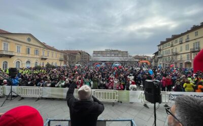 Una fiumana di camminatori a Saluzzo
